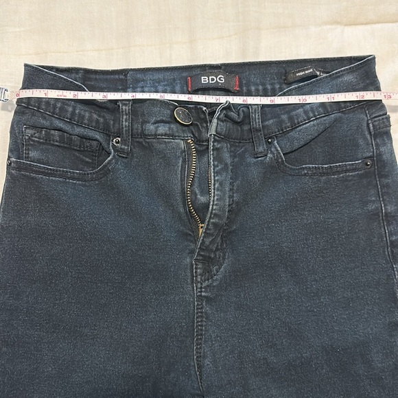 NWOT BDG High Rise Distressed Skinny Jean Dark Wash Size 28 Ultra Stretch - Picture 7 of 12
